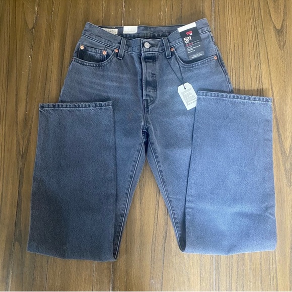 FLASH SALE! Levi's 90's black distressed relaxed jeans - Picture 17 of 17